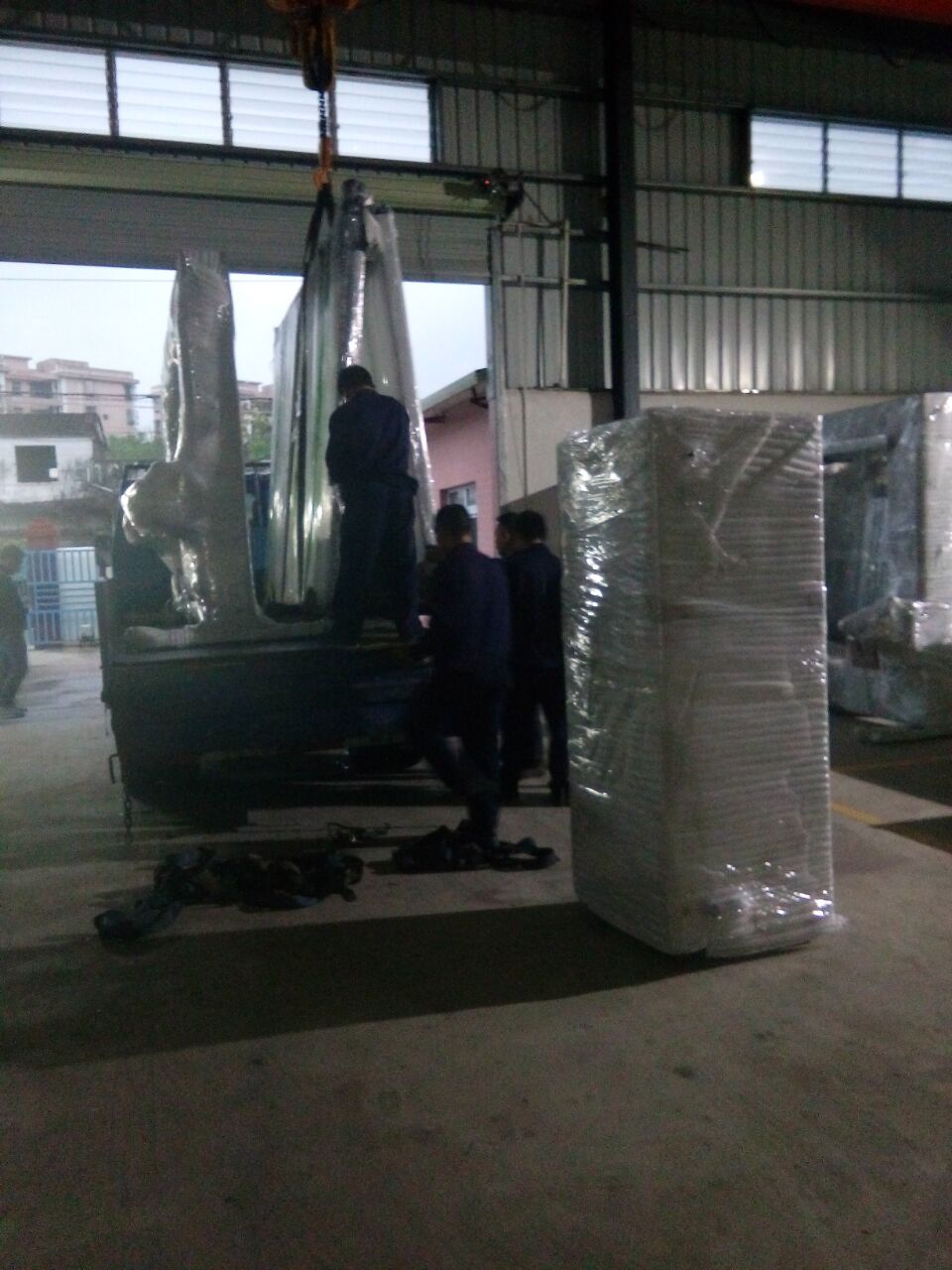 切割机 装车 振刀海绵切割机发货