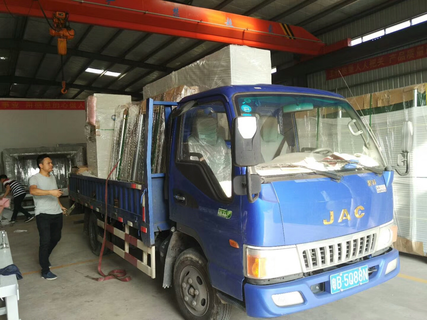 有条不紊忙发货  东莞恒坤数控异形海绵机械设备